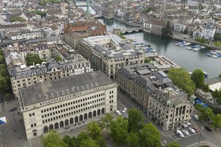 UBS avertit cependant qu'un bénéfice de 50 milliards de francs au second semestre "n'est pas impossible, mais peu probable". Les reversements que pourrait effectuer la BNS en 2024 "s'éloignent donc considérablement", ont souligné les experts de la...